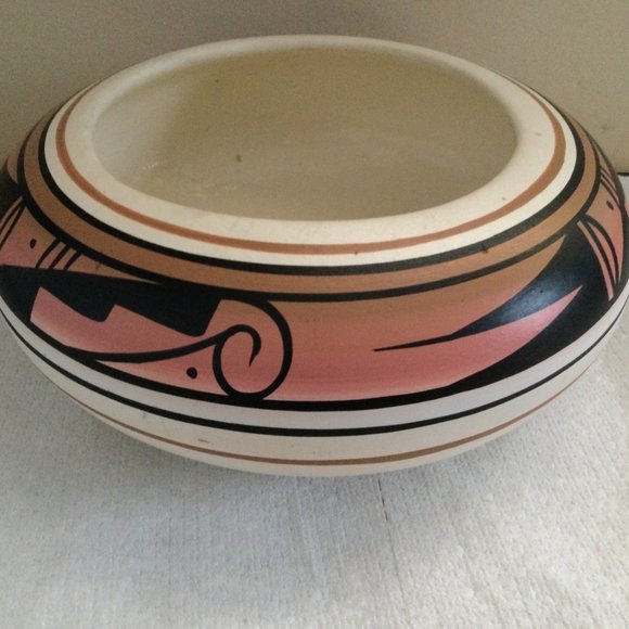 Native American Navajo bowl 8" x 3.5" black pink brown decoration signed - Picture 2 of 6